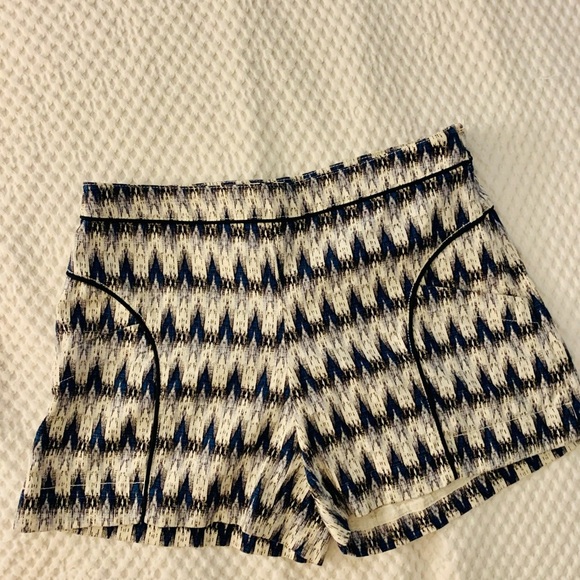 Anthropologie's Cartonnnier Larimer high waisted shorts in Ikart pattern. - Picture 6 of 9